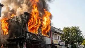 अलीगंज की बिल्डिंग में आग लगने से 20-24 साल के 14 युवाओं ने गंवाई जान